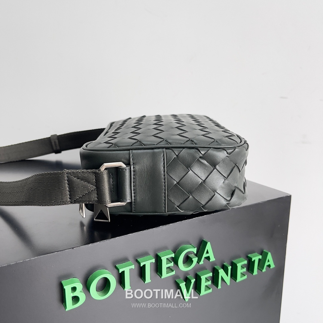 Bottega Veneta Intrecciato Leather Crossbody Bag with Zip Closure Detail 보테가베네타 인트레치아토 가죽 크로스바디백 지퍼 클로저 25cm 4