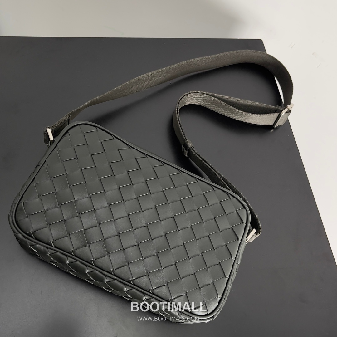 Bottega Veneta Intrecciato Leather Crossbody Bag with Zip Closure Detail 보테가베네타 인트레치아토 가죽 크로스바디백 지퍼 클로저 25cm 5
