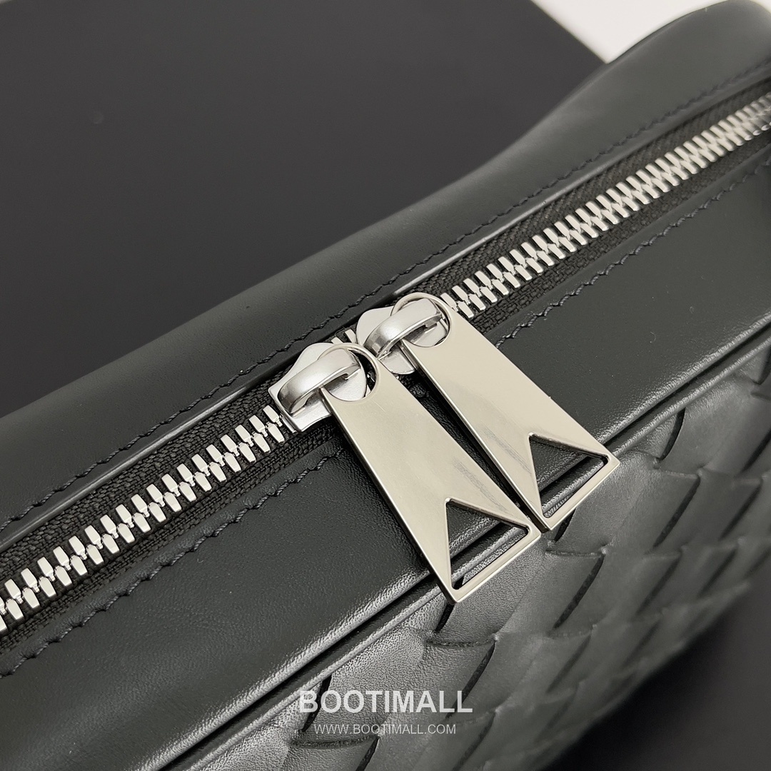 Bottega Veneta Intrecciato Leather Crossbody Bag with Zip Closure Detail 보테가베네타 인트레치아토 가죽 크로스바디백 지퍼 클로저 25cm 6