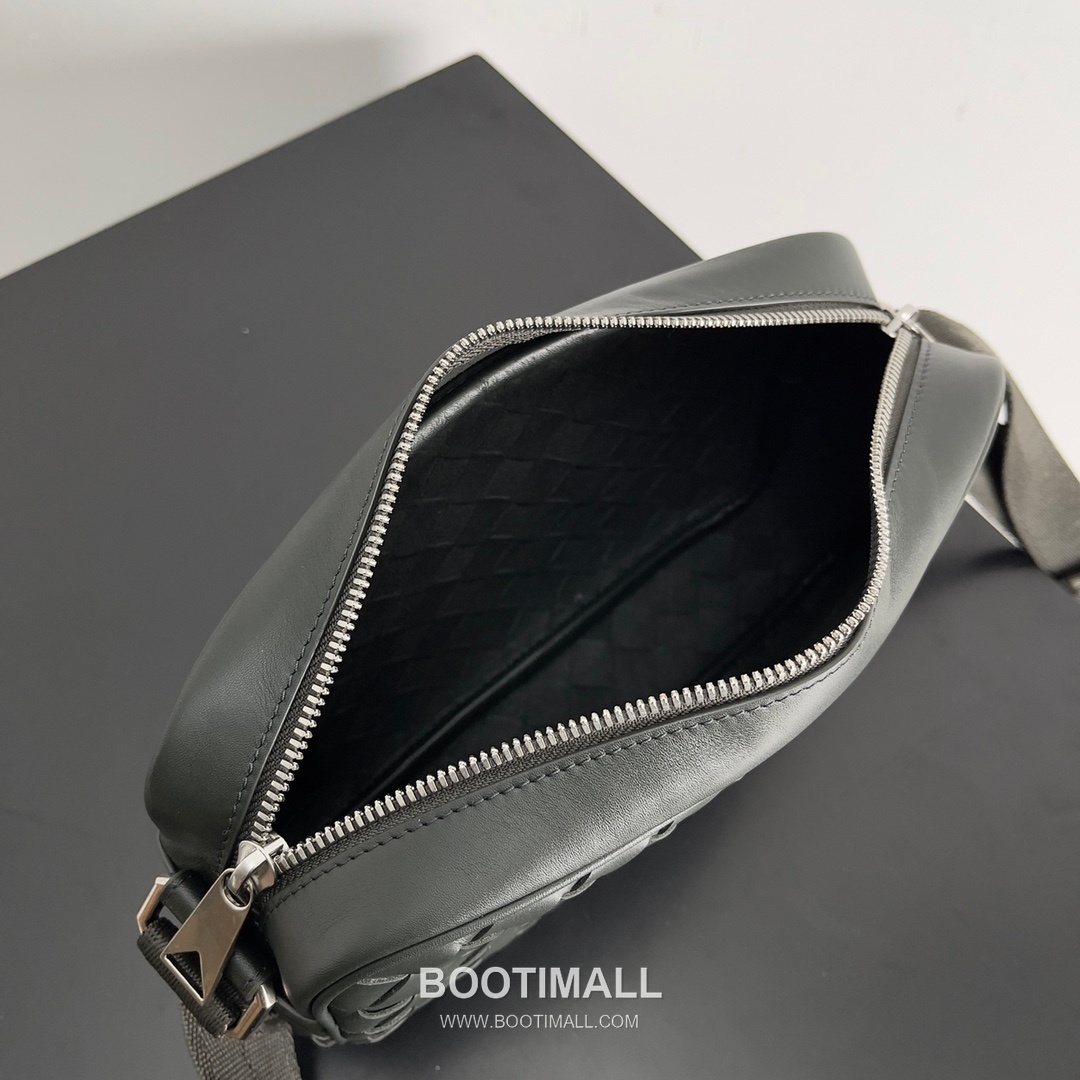 Bottega Veneta Intrecciato Leather Crossbody Bag with Zip Closure Detail 보테가베네타 인트레치아토 가죽 크로스바디백 지퍼 클로저 25cm 7