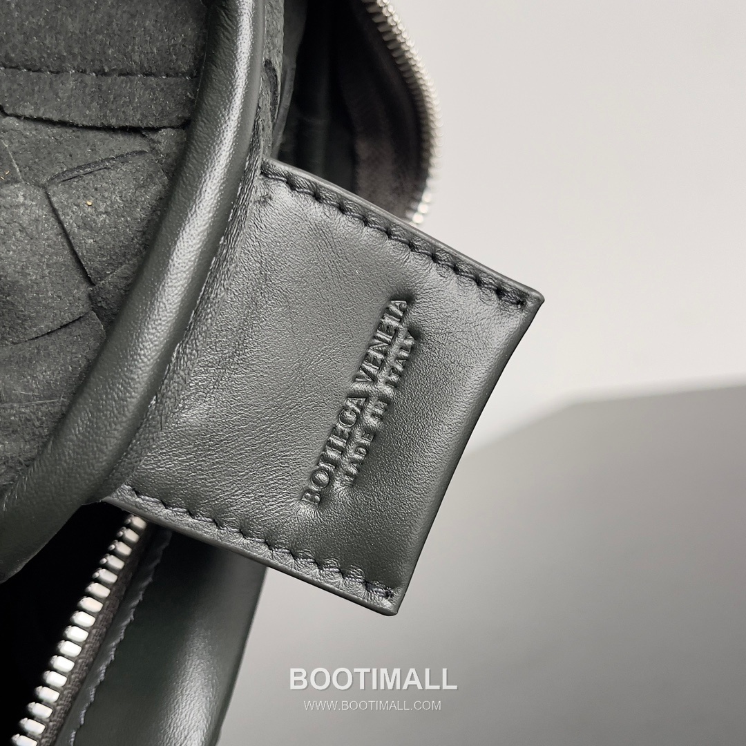 Bottega Veneta Intrecciato Leather Crossbody Bag with Zip Closure Detail 보테가베네타 인트레치아토 가죽 크로스바디백 지퍼 클로저 25cm 8