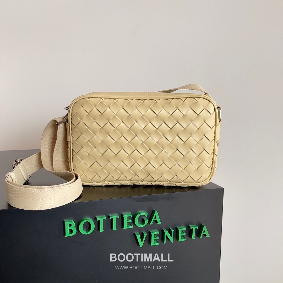 Bottega Veneta Intrecciato Leather Crossbody Bag with Zip Closure Detail 보테가베네타 인트레치아토 가죽 크로스바디백 지퍼 클로저 25cm 1