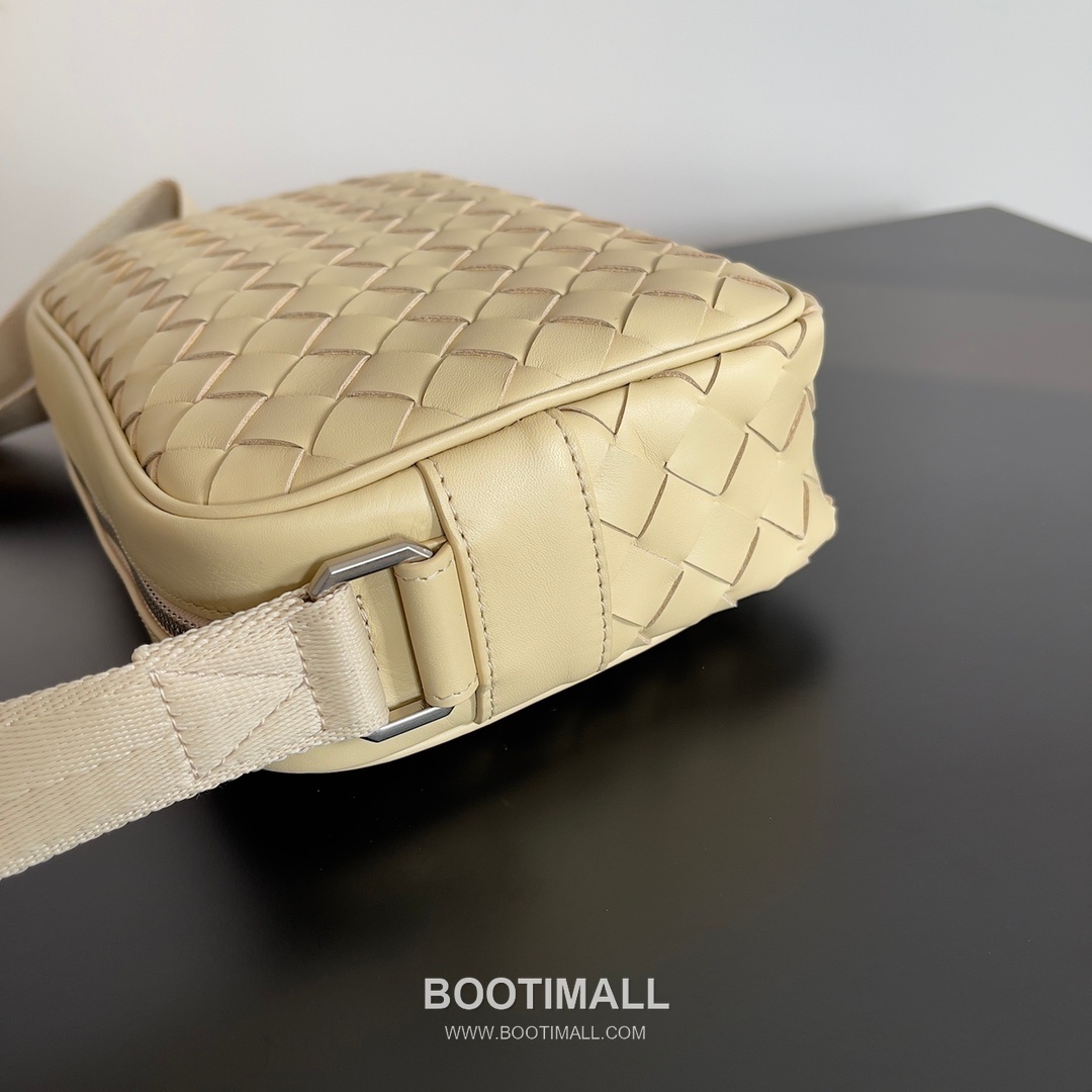 Bottega Veneta Intrecciato Leather Crossbody Bag with Zip Closure Detail 보테가베네타 인트레치아토 가죽 크로스바디백 지퍼 클로저 25cm 2