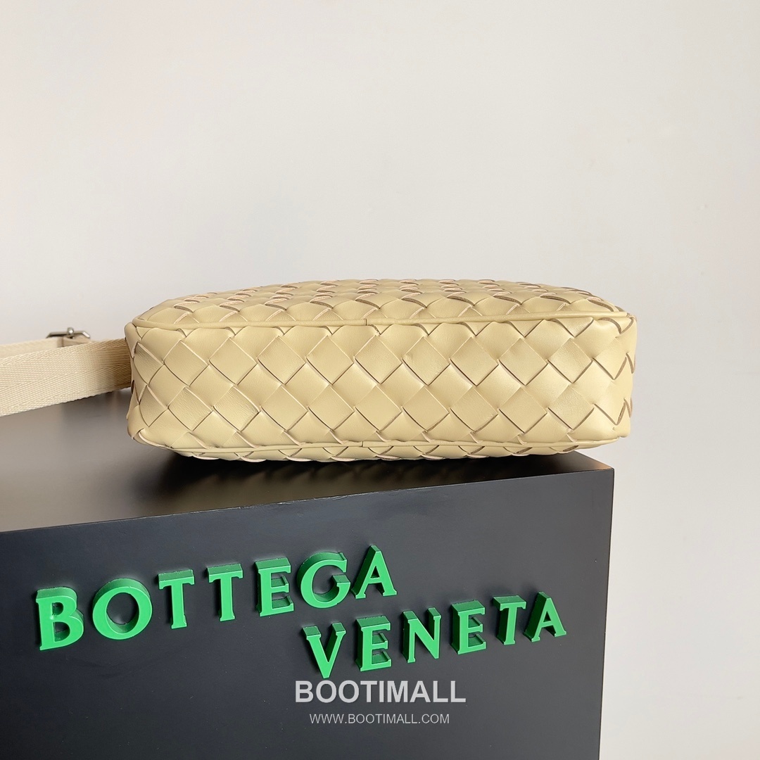 Bottega Veneta Intrecciato Leather Crossbody Bag with Zip Closure Detail 보테가베네타 인트레치아토 가죽 크로스바디백 지퍼 클로저 25cm 3