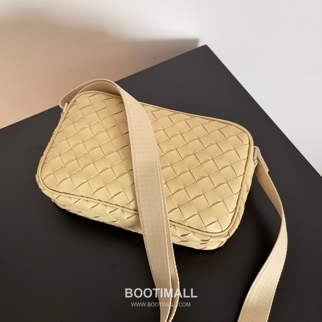 Bottega Veneta Intrecciato Leather Crossbody Bag with Zip Closure Detail 보테가베네타 인트레치아토 가죽 크로스바디백 지퍼 클로저 25cm 4