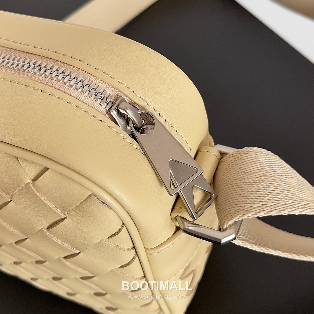 Bottega Veneta Intrecciato Leather Crossbody Bag with Zip Closure Detail 보테가베네타 인트레치아토 가죽 크로스바디백 지퍼 클로저 25cm 6