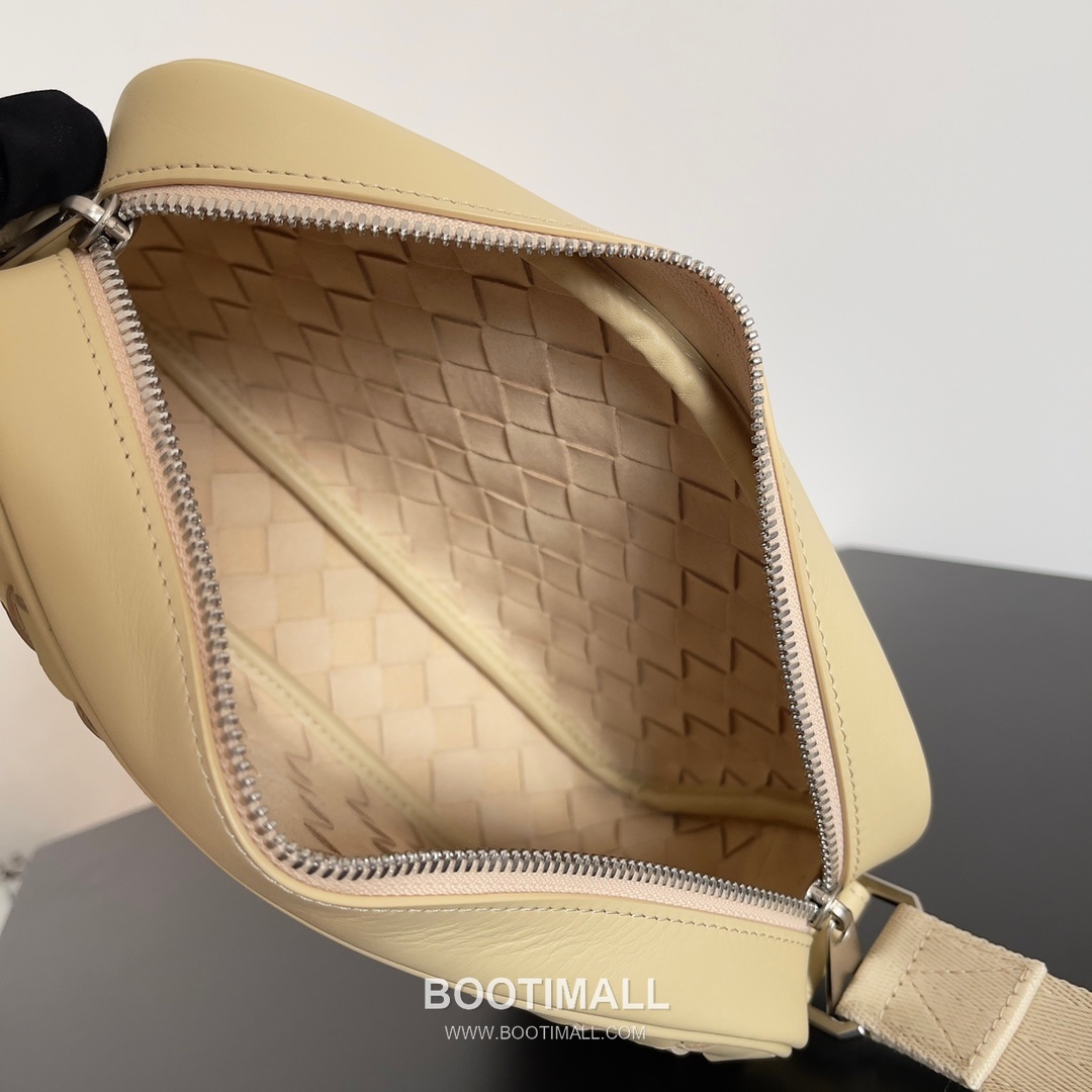 Bottega Veneta Intrecciato Leather Crossbody Bag with Zip Closure Detail 보테가베네타 인트레치아토 가죽 크로스바디백 지퍼 클로저 25cm 7