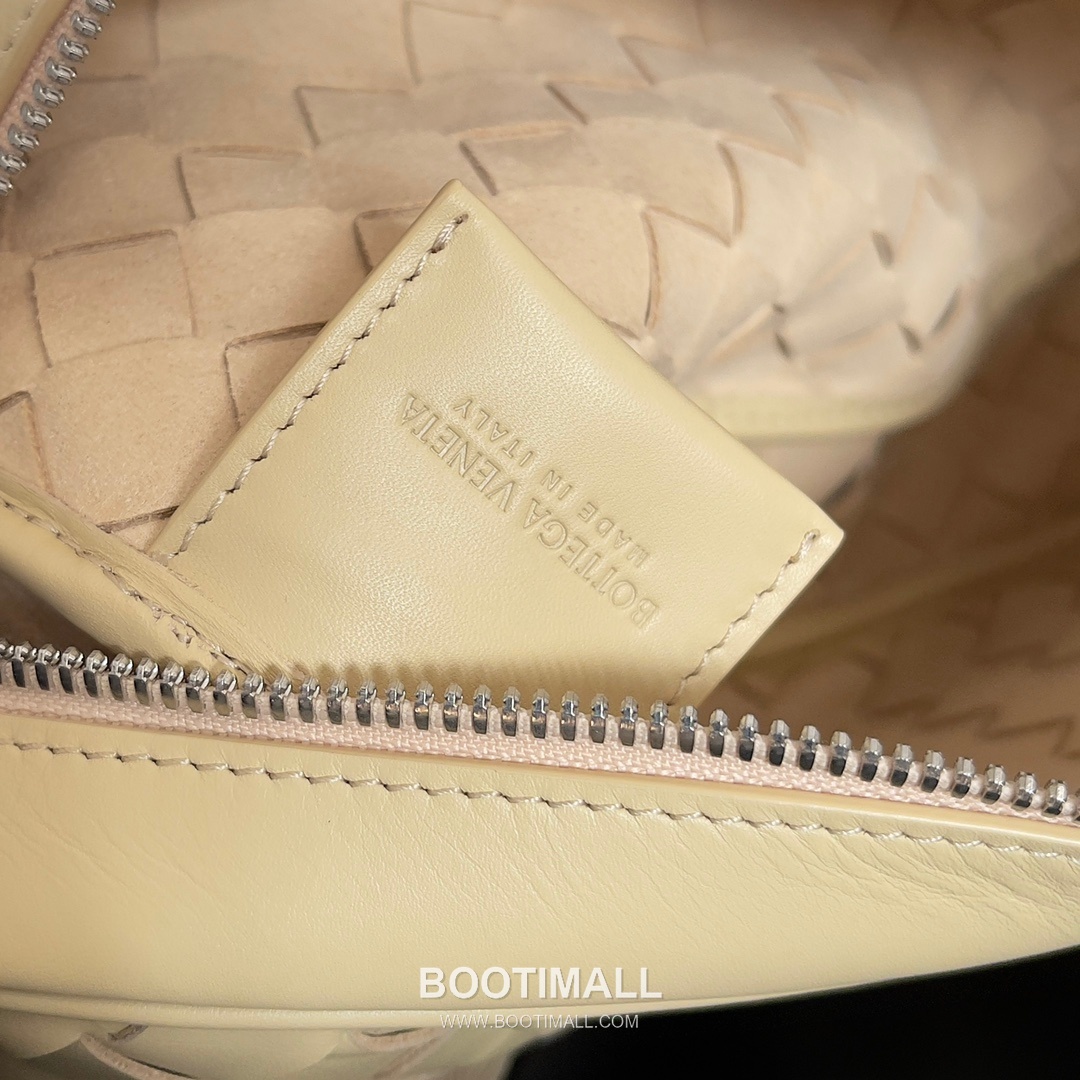 Bottega Veneta Intrecciato Leather Crossbody Bag with Zip Closure Detail 보테가베네타 인트레치아토 가죽 크로스바디백 지퍼 클로저 25cm 8