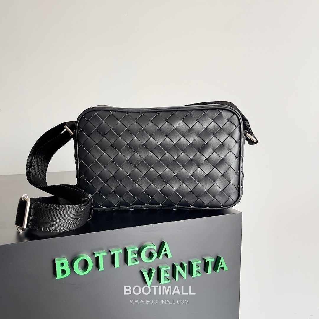 Bottega Veneta Intrecciato Leather Crossbody Bag with Zip Closure Detail 보테가베네타 인트레치아토 가죽 크로스바디백 지퍼 클로저 25cm 1
