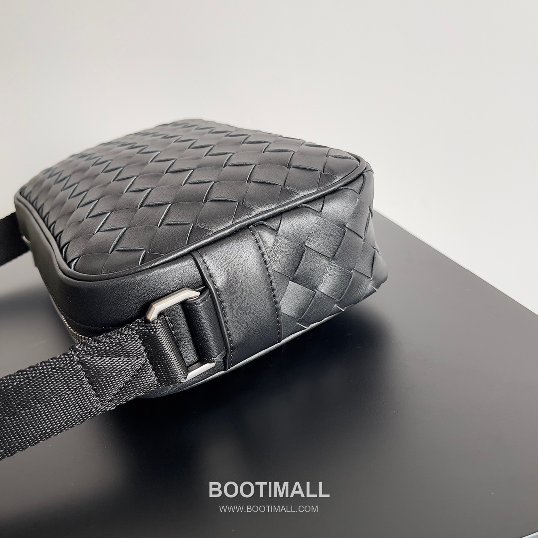 Bottega Veneta Intrecciato Leather Crossbody Bag with Zip Closure Detail 보테가베네타 인트레치아토 가죽 크로스바디백 지퍼 클로저 25cm 2