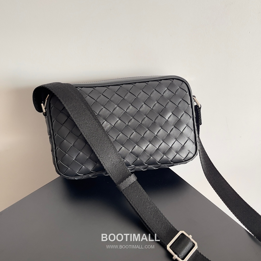 Bottega Veneta Intrecciato Leather Crossbody Bag with Zip Closure Detail 보테가베네타 인트레치아토 가죽 크로스바디백 지퍼 클로저 25cm 3