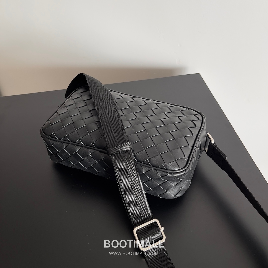 Bottega Veneta Intrecciato Leather Crossbody Bag with Zip Closure Detail 보테가베네타 인트레치아토 가죽 크로스바디백 지퍼 클로저 25cm 4