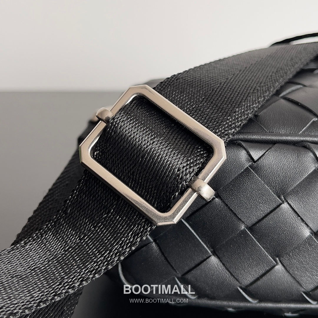 Bottega Veneta Intrecciato Leather Crossbody Bag with Zip Closure Detail 보테가베네타 인트레치아토 가죽 크로스바디백 지퍼 클로저 25cm 5