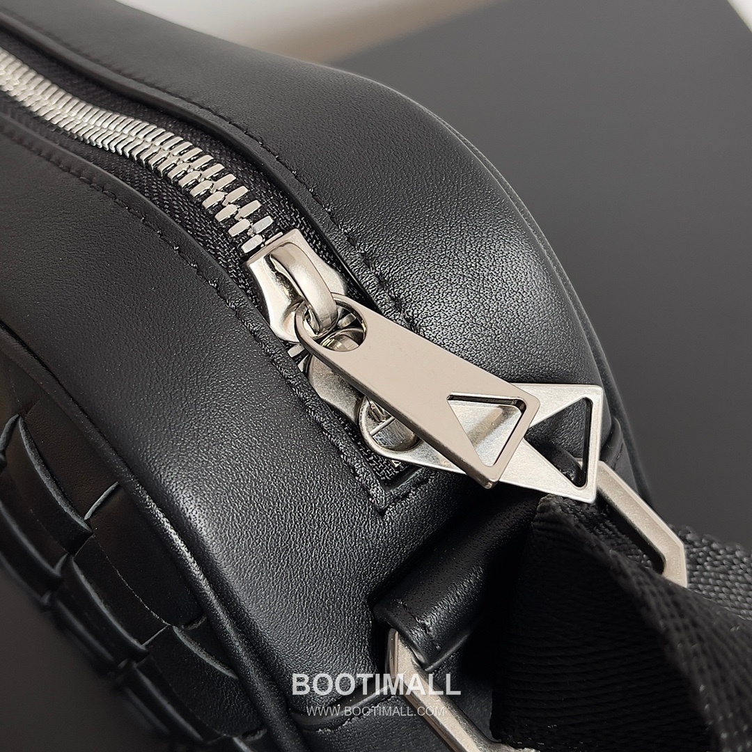 Bottega Veneta Intrecciato Leather Crossbody Bag with Zip Closure Detail 보테가베네타 인트레치아토 가죽 크로스바디백 지퍼 클로저 25cm 6