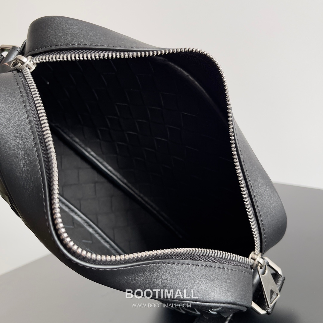Bottega Veneta Intrecciato Leather Crossbody Bag with Zip Closure Detail 보테가베네타 인트레치아토 가죽 크로스바디백 지퍼 클로저 25cm 7