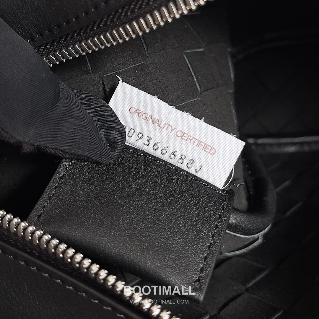 Bottega Veneta Intrecciato Leather Crossbody Bag with Zip Closure Detail 보테가베네타 인트레치아토 가죽 크로스바디백 지퍼 클로저 25cm 8