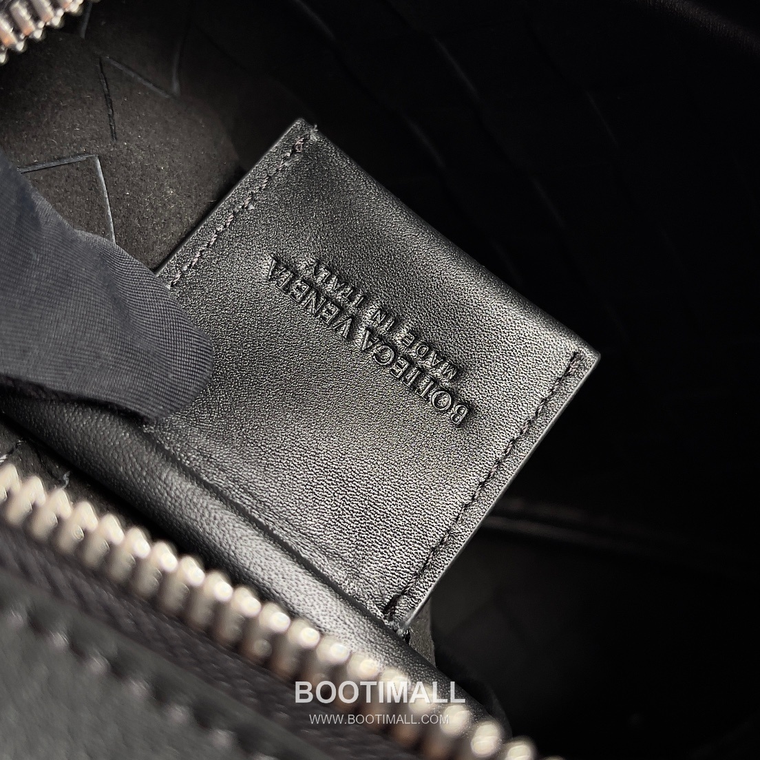 Bottega Veneta Intrecciato Leather Crossbody Bag with Zip Closure Detail 보테가베네타 인트레치아토 가죽 크로스바디백 지퍼 클로저 25cm 9