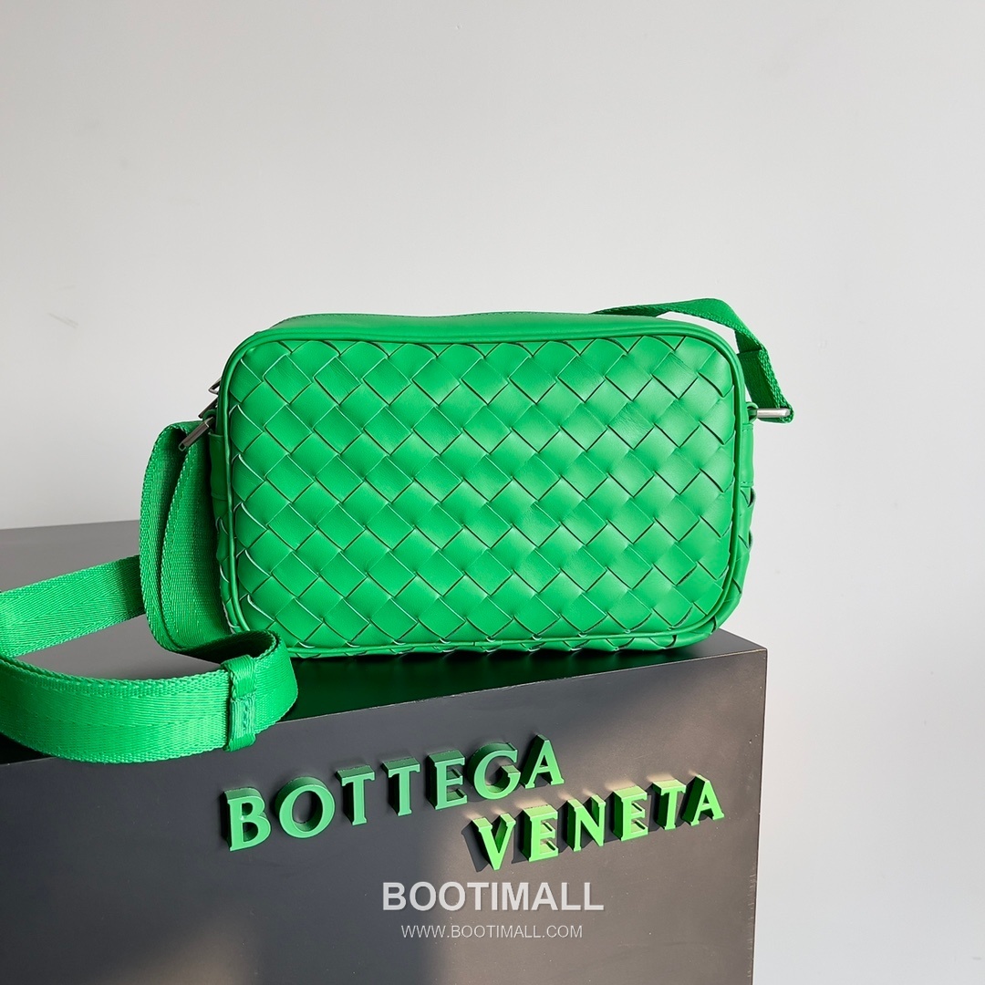 Bottega Veneta Intrecciato Leather Crossbody Bag with Zip Closure Detail 보테가베네타 인트레치아토 가죽 크로스바디백 지퍼 클로저 25cm 1