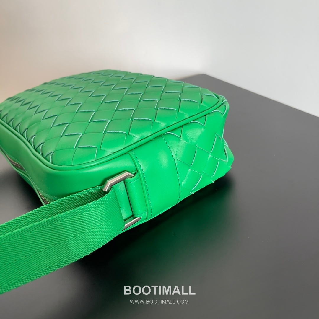 Bottega Veneta Intrecciato Leather Crossbody Bag with Zip Closure Detail 보테가베네타 인트레치아토 가죽 크로스바디백 지퍼 클로저 25cm 2