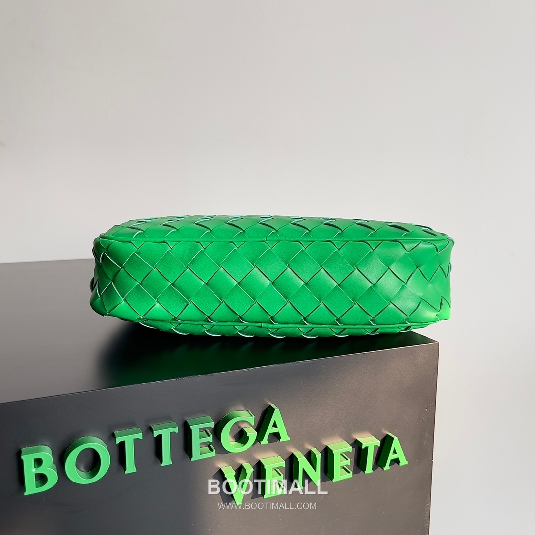 Bottega Veneta Intrecciato Leather Crossbody Bag with Zip Closure Detail 보테가베네타 인트레치아토 가죽 크로스바디백 지퍼 클로저 25cm 3