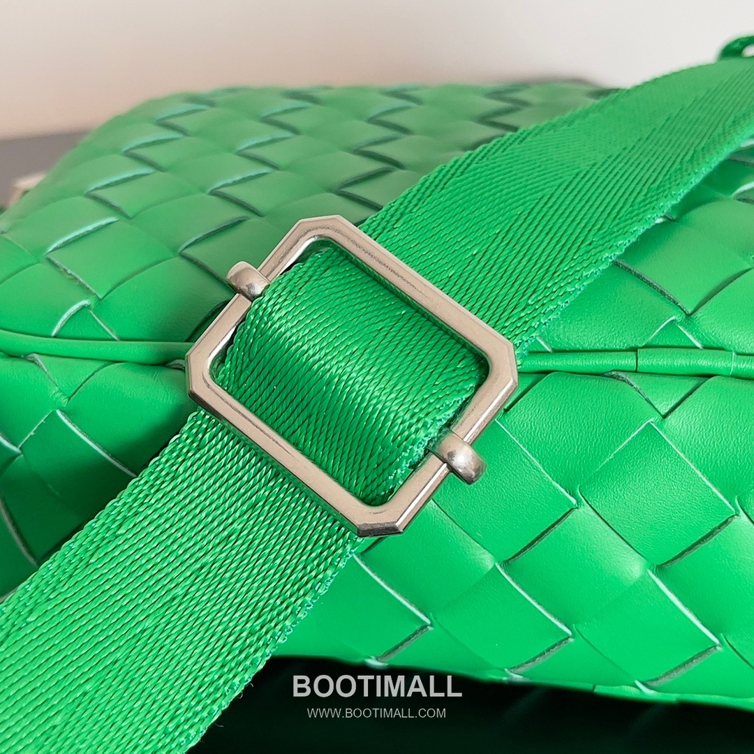 Bottega Veneta Intrecciato Leather Crossbody Bag with Zip Closure Detail 보테가베네타 인트레치아토 가죽 크로스바디백 지퍼 클로저 25cm 5