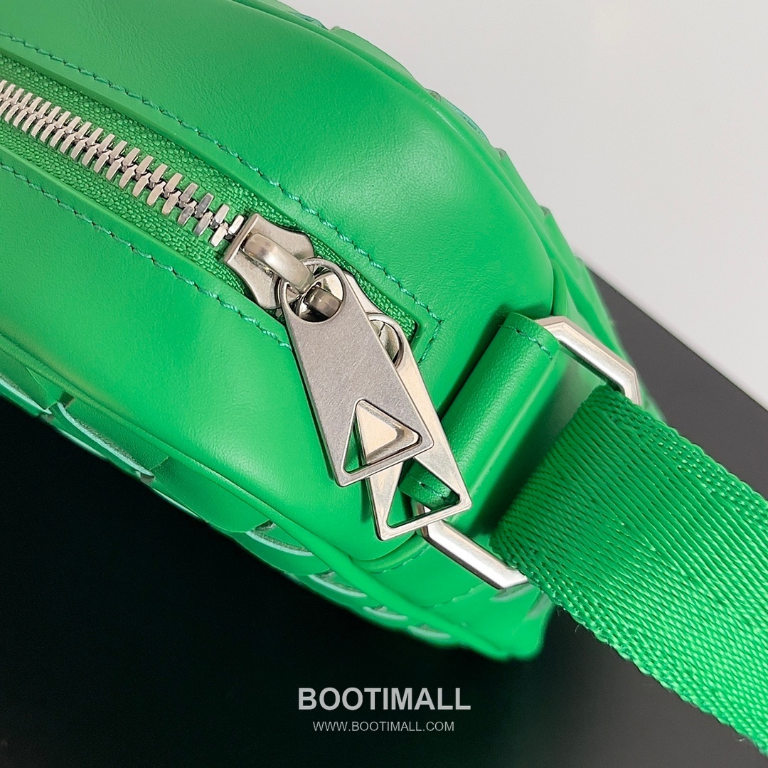 Bottega Veneta Intrecciato Leather Crossbody Bag with Zip Closure Detail 보테가베네타 인트레치아토 가죽 크로스바디백 지퍼 클로저 25cm 6