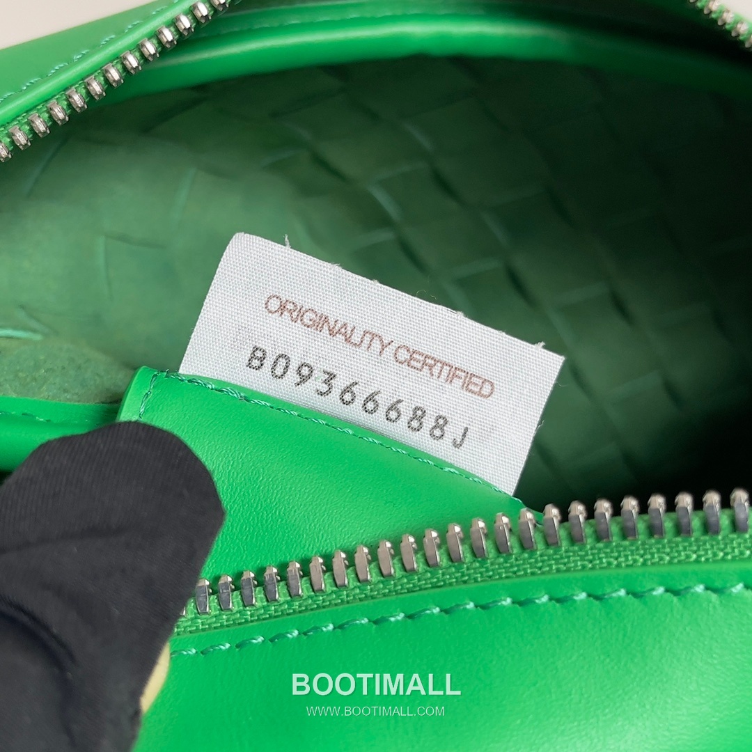 Bottega Veneta Intrecciato Leather Crossbody Bag with Zip Closure Detail 보테가베네타 인트레치아토 가죽 크로스바디백 지퍼 클로저 25cm 8