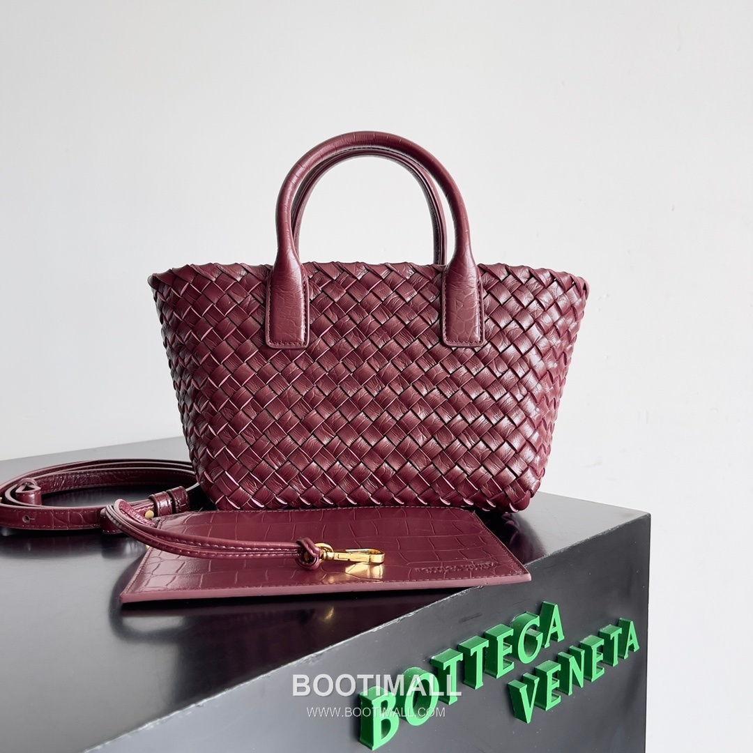 Bottega Veneta Mini Cabat Intrecciato Lambskin Tote Bag with Layered Weave Detail 보테가베네타 미니 카바 인트레치아토 램스킨 토트백 레이어드 위빙 22cm 1