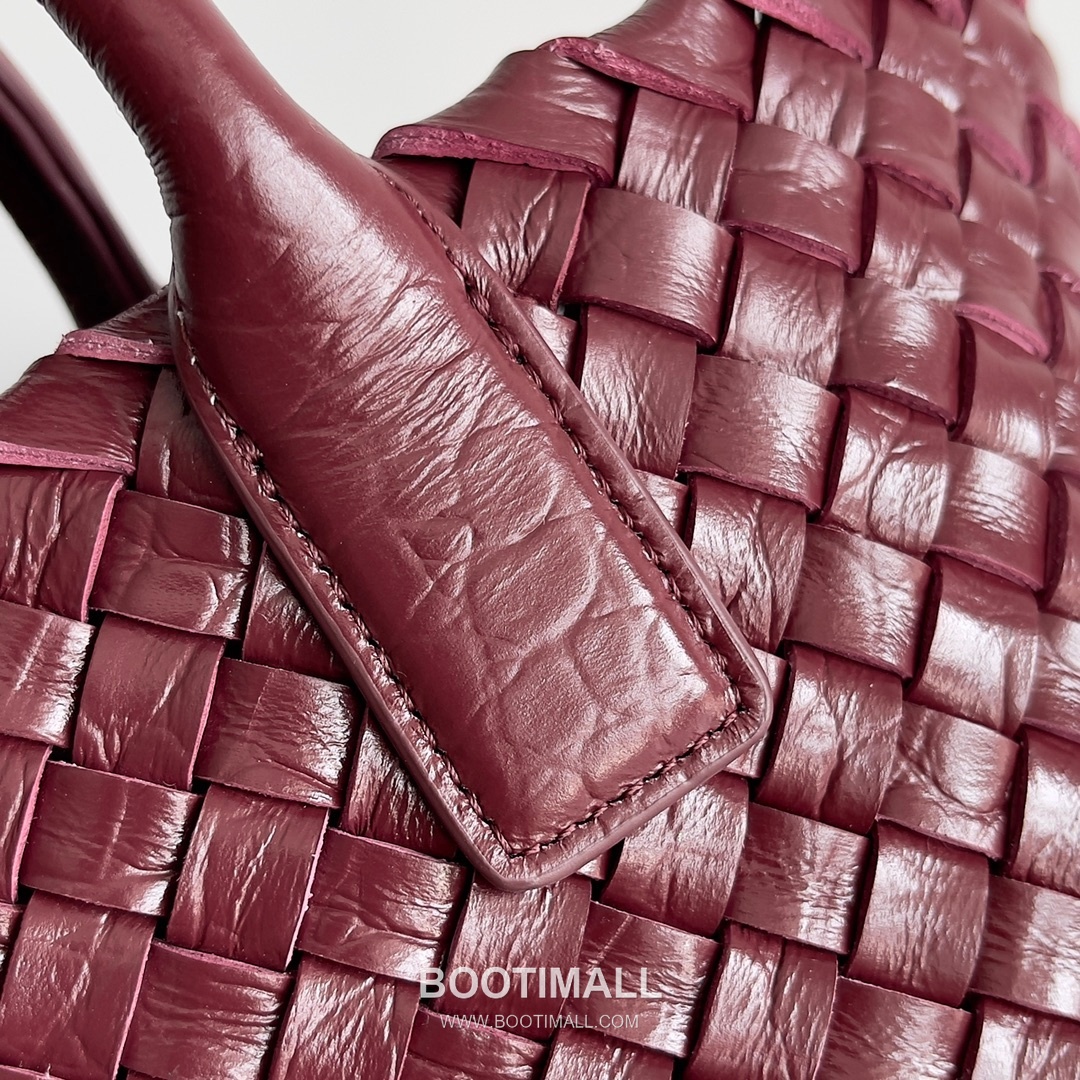 Bottega Veneta Mini Cabat Intrecciato Lambskin Tote Bag with Layered Weave Detail 보테가베네타 미니 카바 인트레치아토 램스킨 토트백 레이어드 위빙 22cm 6