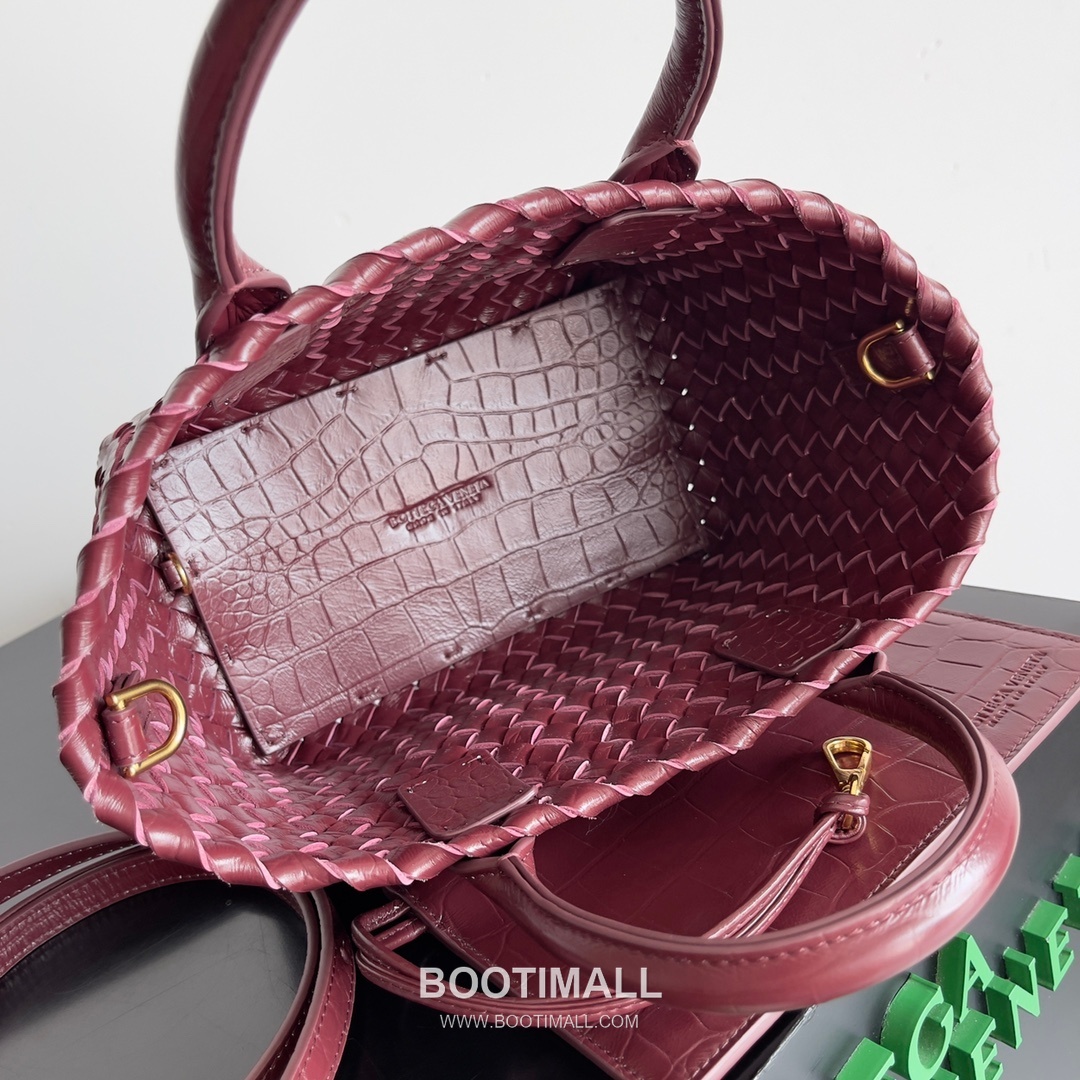 Bottega Veneta Mini Cabat Intrecciato Lambskin Tote Bag with Layered Weave Detail 보테가베네타 미니 카바 인트레치아토 램스킨 토트백 레이어드 위빙 22cm 8