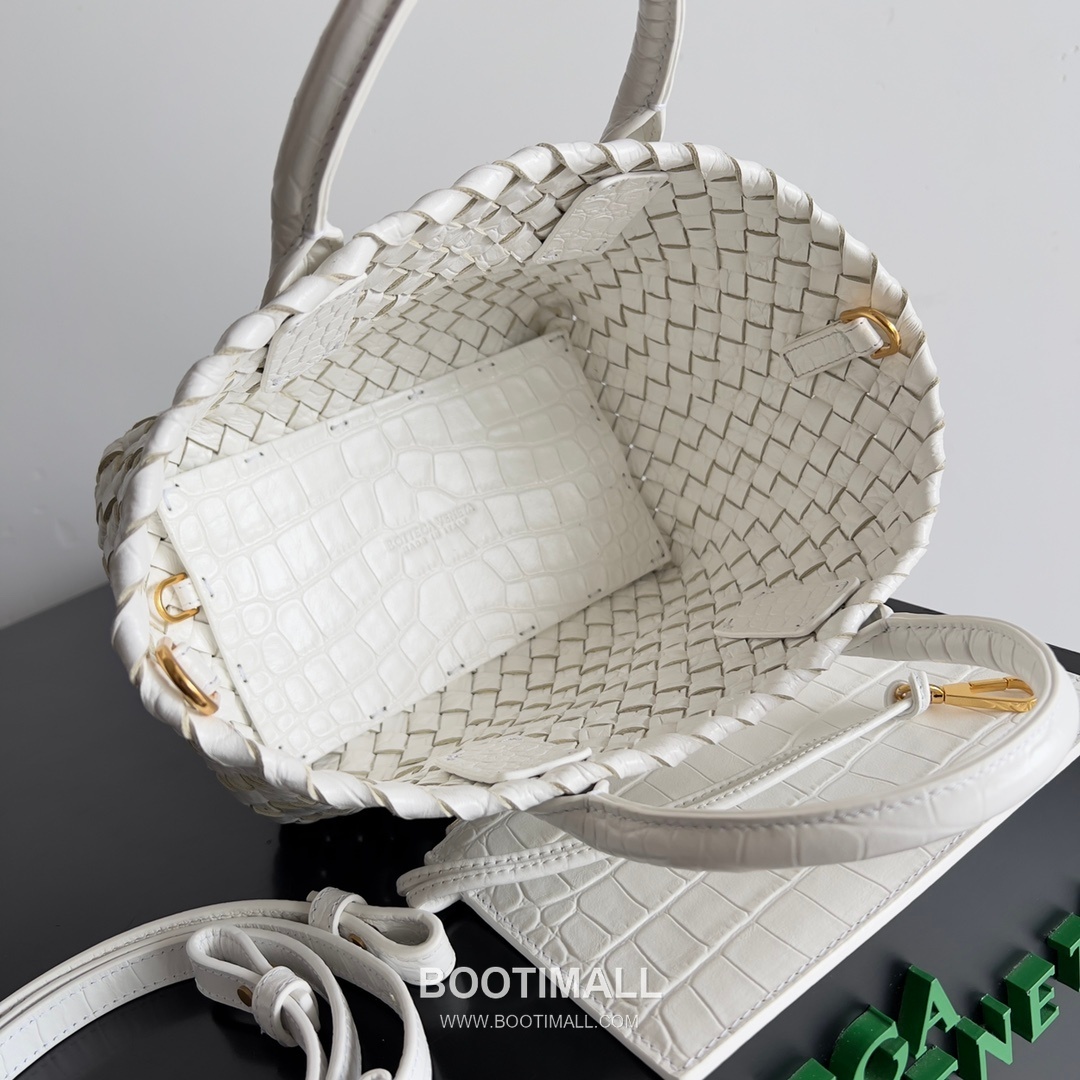 Bottega Veneta Mini Cabat Intrecciato Lambskin Tote Bag with Layered Weave Detail 보테가베네타 미니 카바 인트레치아토 램스킨 토트백 레이어드 위빙 22cm 8