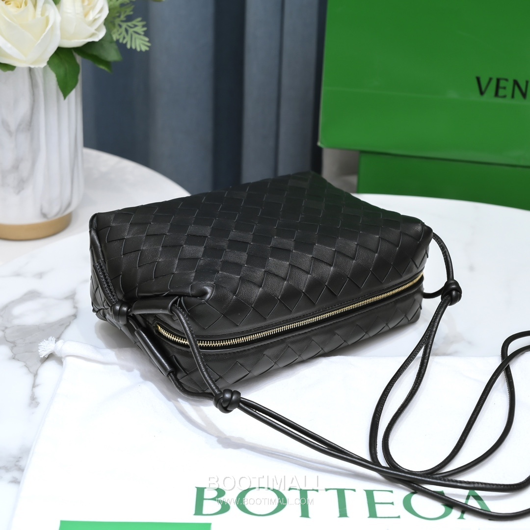 Bottega Veneta Intrecciato Lambskin Square Crossbody Bag with Adjustable Drawstring Detail 보테가베네타 인트레치아토 램스킨 스퀘어 크로스바디백 드로우스트링 22cm 4