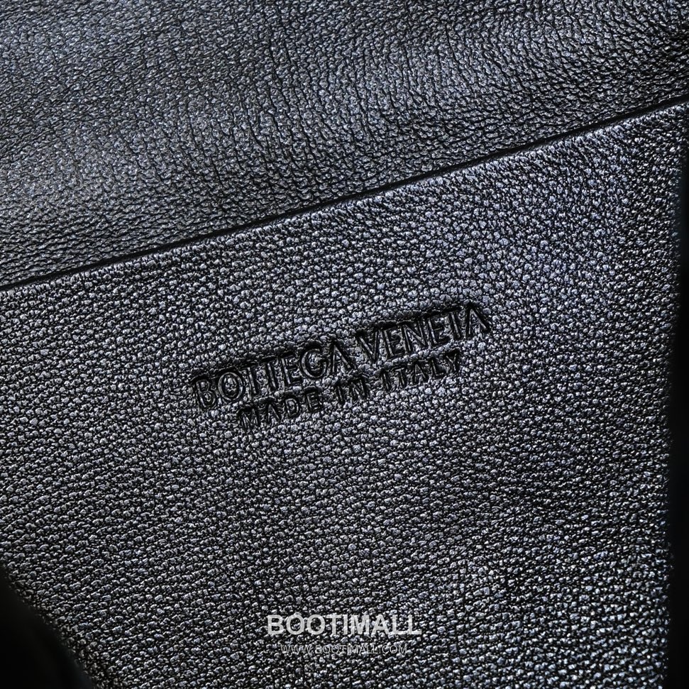 Bottega Veneta Intrecciato Lambskin Square Crossbody Bag with Adjustable Drawstring Detail 보테가베네타 인트레치아토 램스킨 스퀘어 크로스바디백 드로우스트링 22cm 7