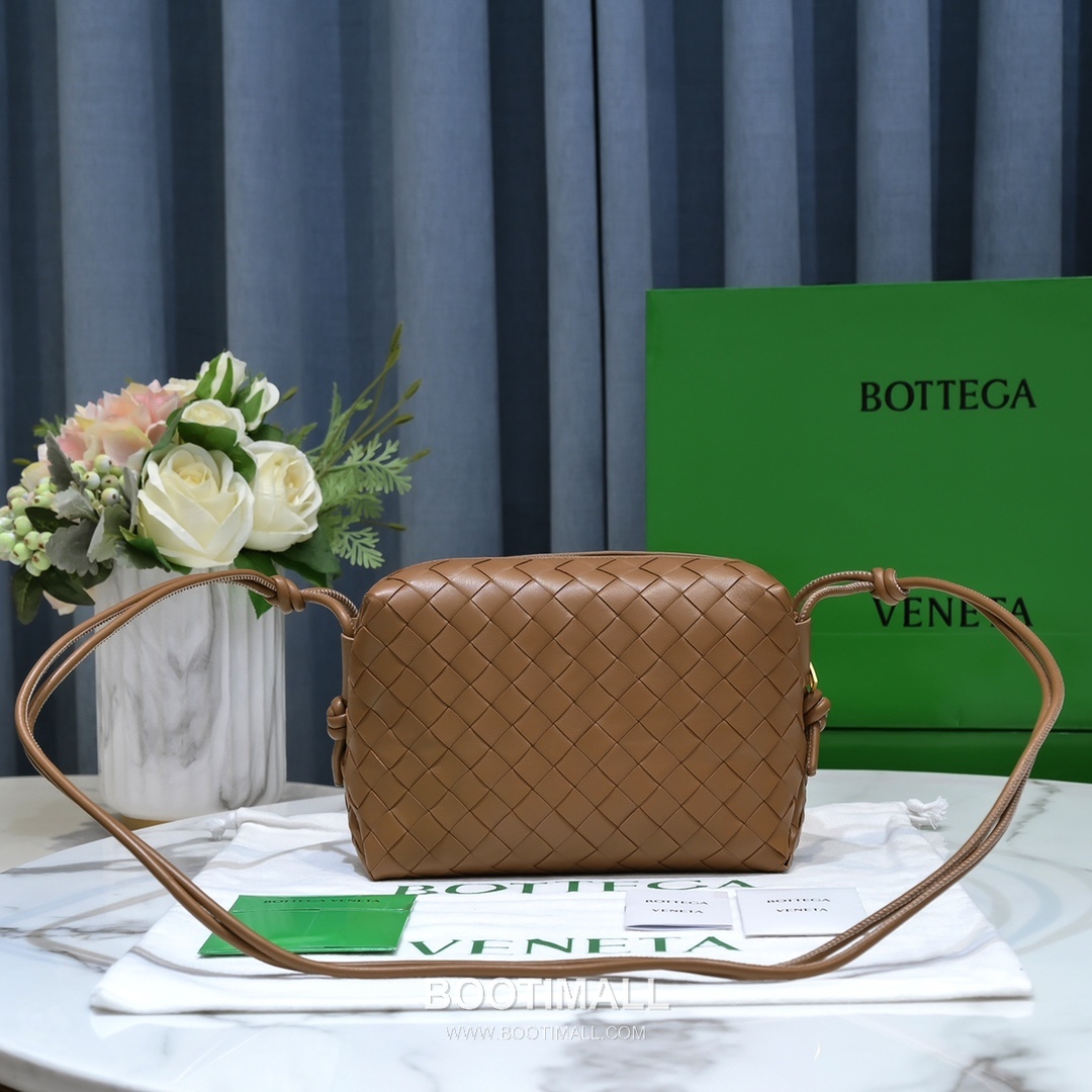 Bottega Veneta Intrecciato Lambskin Square Crossbody Bag with Adjustable Drawstring Detail 보테가베네타 인트레치아토 램스킨 스퀘어 크로스바디백 드로우스트링 22cm 1