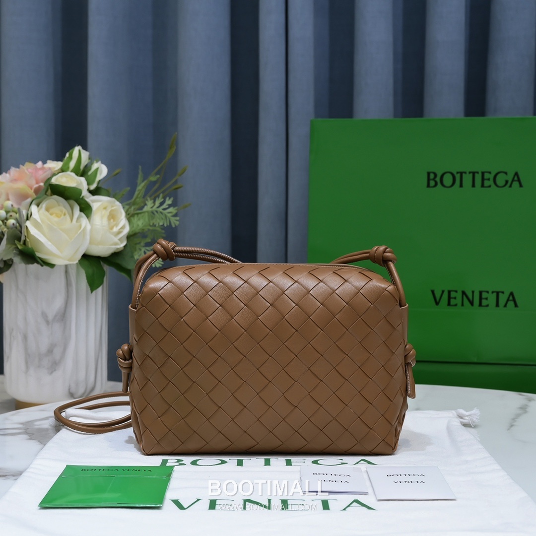 Bottega Veneta Intrecciato Lambskin Square Crossbody Bag with Adjustable Drawstring Detail 보테가베네타 인트레치아토 램스킨 스퀘어 크로스바디백 드로우스트링 22cm 3