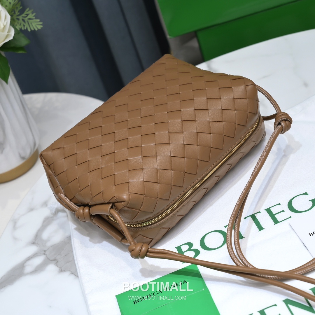 Bottega Veneta Intrecciato Lambskin Square Crossbody Bag with Adjustable Drawstring Detail 보테가베네타 인트레치아토 램스킨 스퀘어 크로스바디백 드로우스트링 22cm 5