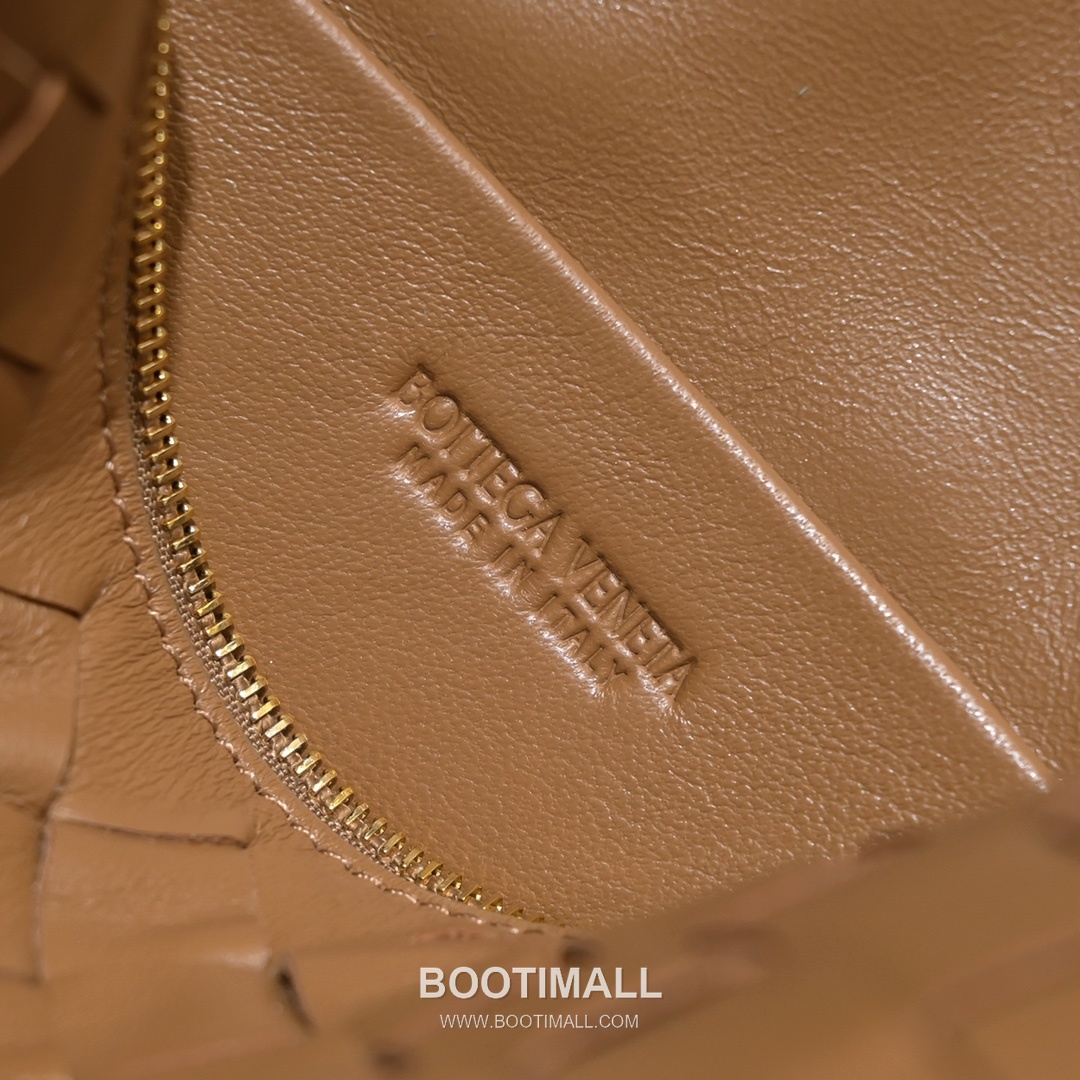 Bottega Veneta Intrecciato Lambskin Square Crossbody Bag with Adjustable Drawstring Detail 보테가베네타 인트레치아토 램스킨 스퀘어 크로스바디백 드로우스트링 22cm 8