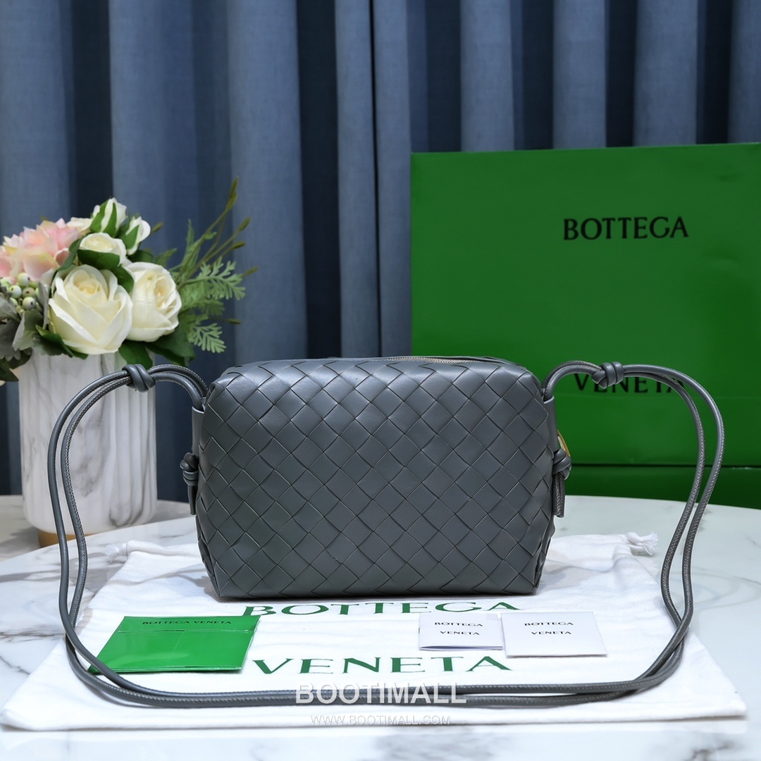 Bottega Veneta Intrecciato Lambskin Square Crossbody Bag with Adjustable Drawstring Detail 보테가베네타 인트레치아토 램스킨 스퀘어 크로스바디백 드로우스트링 22cm 3