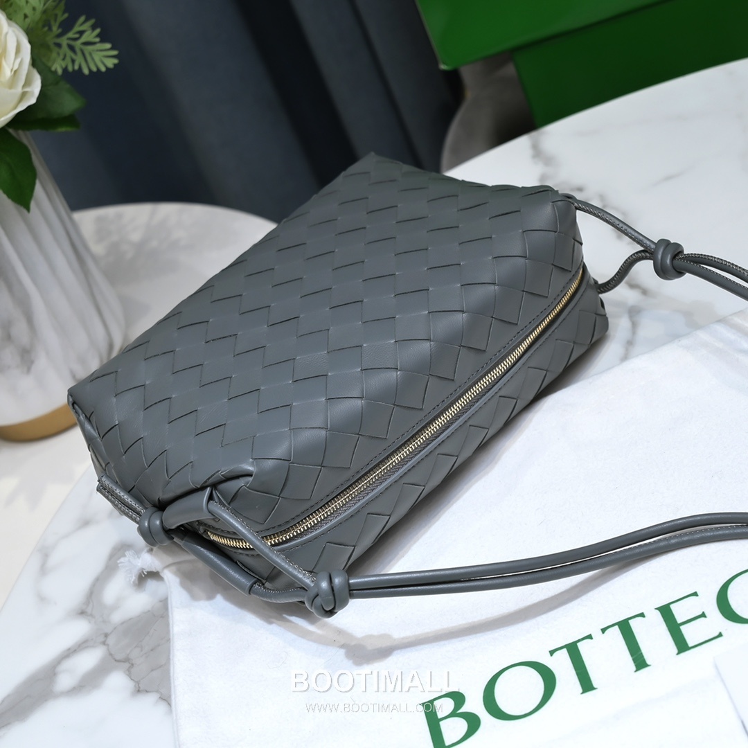 Bottega Veneta Intrecciato Lambskin Square Crossbody Bag with Adjustable Drawstring Detail 보테가베네타 인트레치아토 램스킨 스퀘어 크로스바디백 드로우스트링 22cm 5