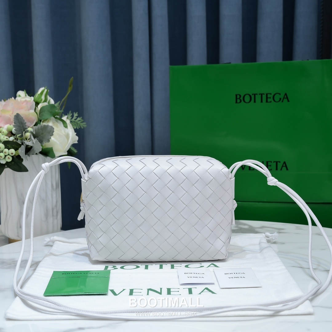 Bottega Veneta Intrecciato Lambskin Square Crossbody Bag with Adjustable Drawstring Detail 보테가베네타 인트레치아토 램스킨 스퀘어 크로스바디백 드로우스트링 22cm 1