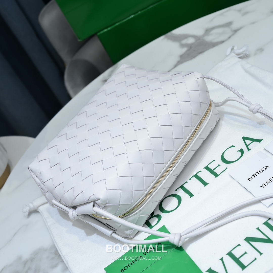 Bottega Veneta Intrecciato Lambskin Square Crossbody Bag with Adjustable Drawstring Detail 보테가베네타 인트레치아토 램스킨 스퀘어 크로스바디백 드로우스트링 22cm 5