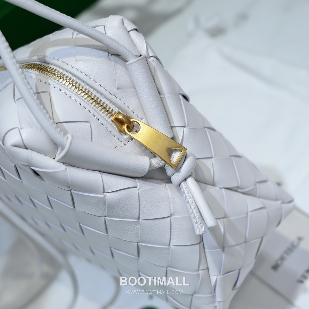 Bottega Veneta Intrecciato Lambskin Square Crossbody Bag with Adjustable Drawstring Detail 보테가베네타 인트레치아토 램스킨 스퀘어 크로스바디백 드로우스트링 22cm 6