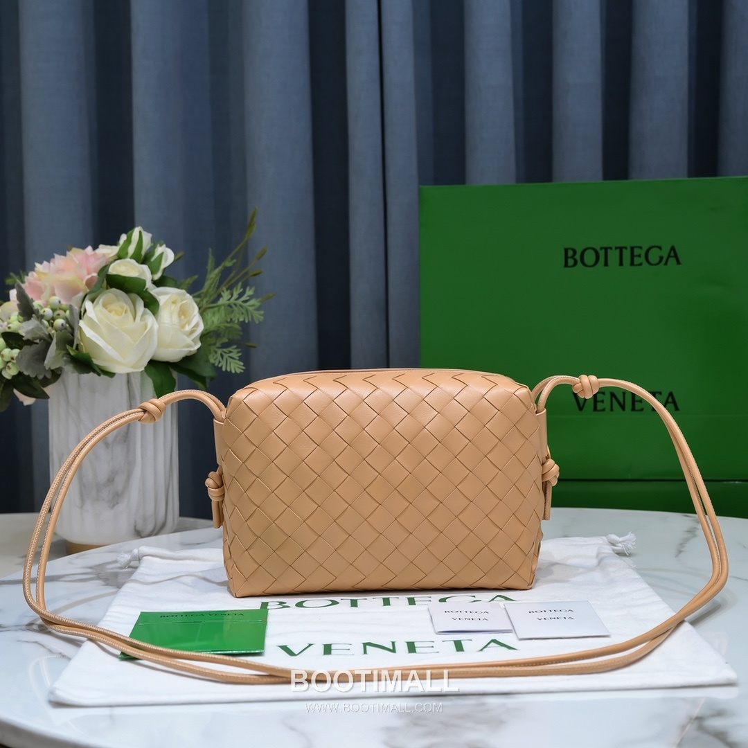 Bottega Veneta Intrecciato Lambskin Square Crossbody Bag with Adjustable Drawstring Detail 보테가베네타 인트레치아토 램스킨 스퀘어 크로스바디백 드로우스트링 22cm 1