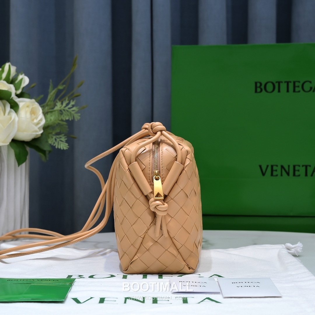 Bottega Veneta Intrecciato Lambskin Square Crossbody Bag with Adjustable Drawstring Detail 보테가베네타 인트레치아토 램스킨 스퀘어 크로스바디백 드로우스트링 22cm 2