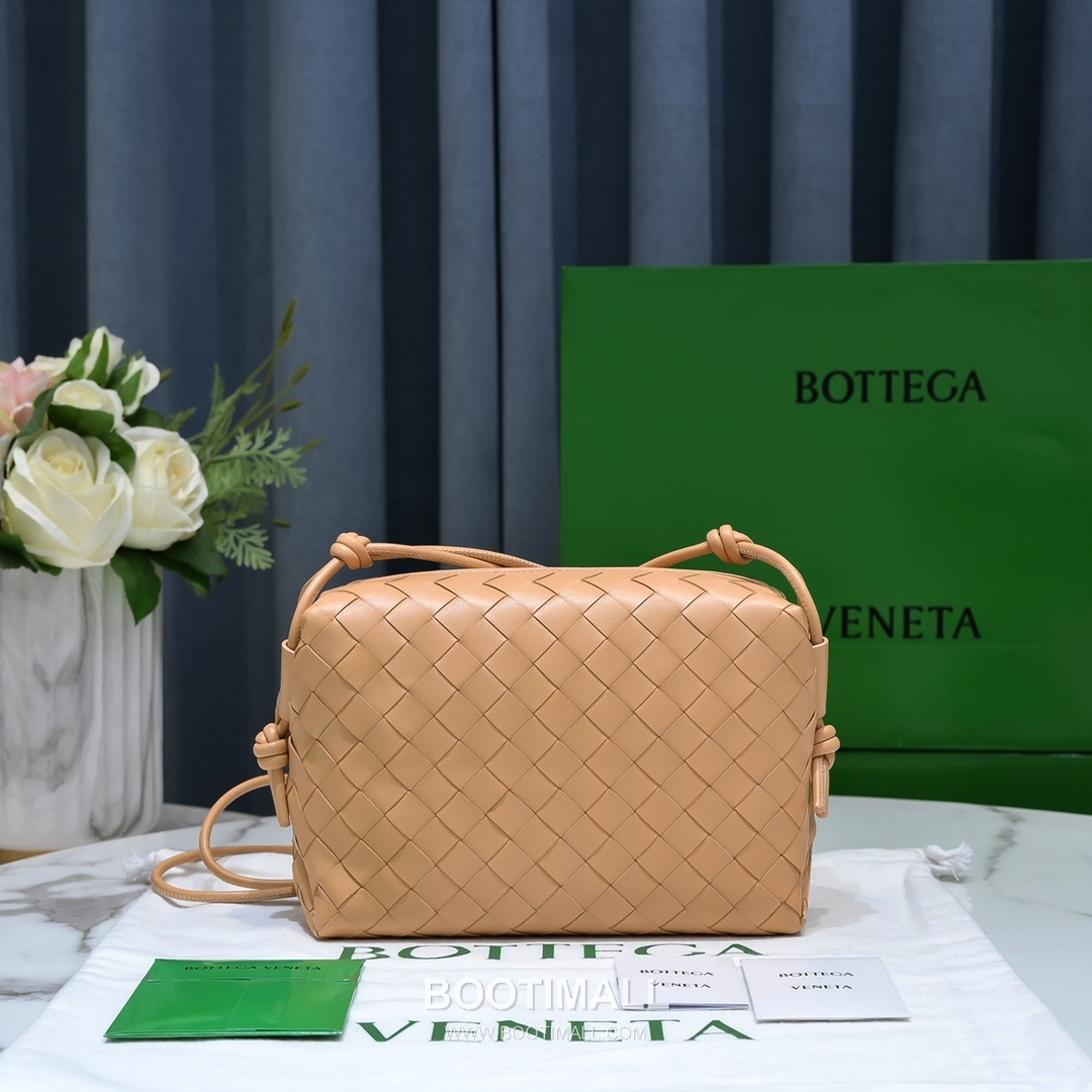 Bottega Veneta Intrecciato Lambskin Square Crossbody Bag with Adjustable Drawstring Detail 보테가베네타 인트레치아토 램스킨 스퀘어 크로스바디백 드로우스트링 22cm 3