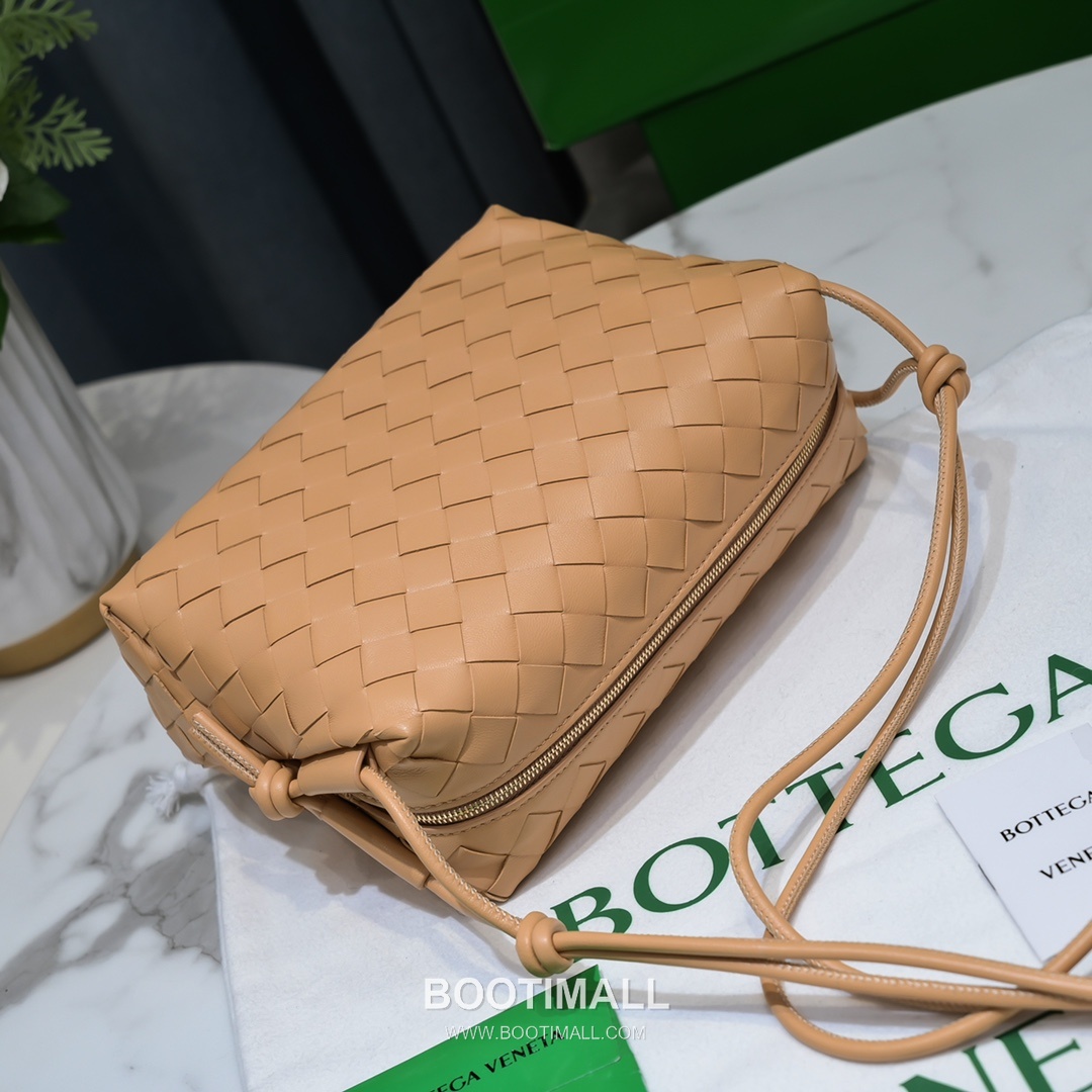 Bottega Veneta Intrecciato Lambskin Square Crossbody Bag with Adjustable Drawstring Detail 보테가베네타 인트레치아토 램스킨 스퀘어 크로스바디백 드로우스트링 22cm 5