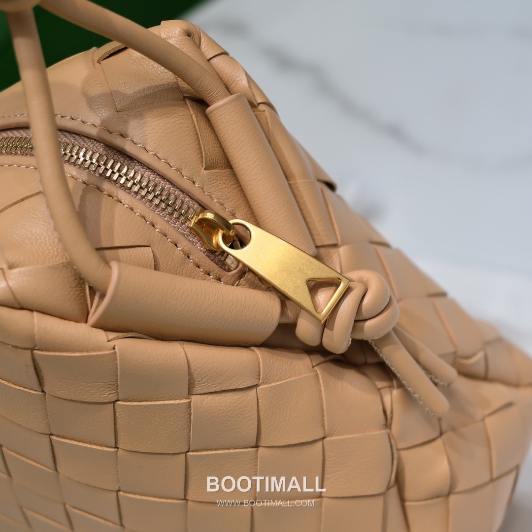 Bottega Veneta Intrecciato Lambskin Square Crossbody Bag with Adjustable Drawstring Detail 보테가베네타 인트레치아토 램스킨 스퀘어 크로스바디백 드로우스트링 22cm 6