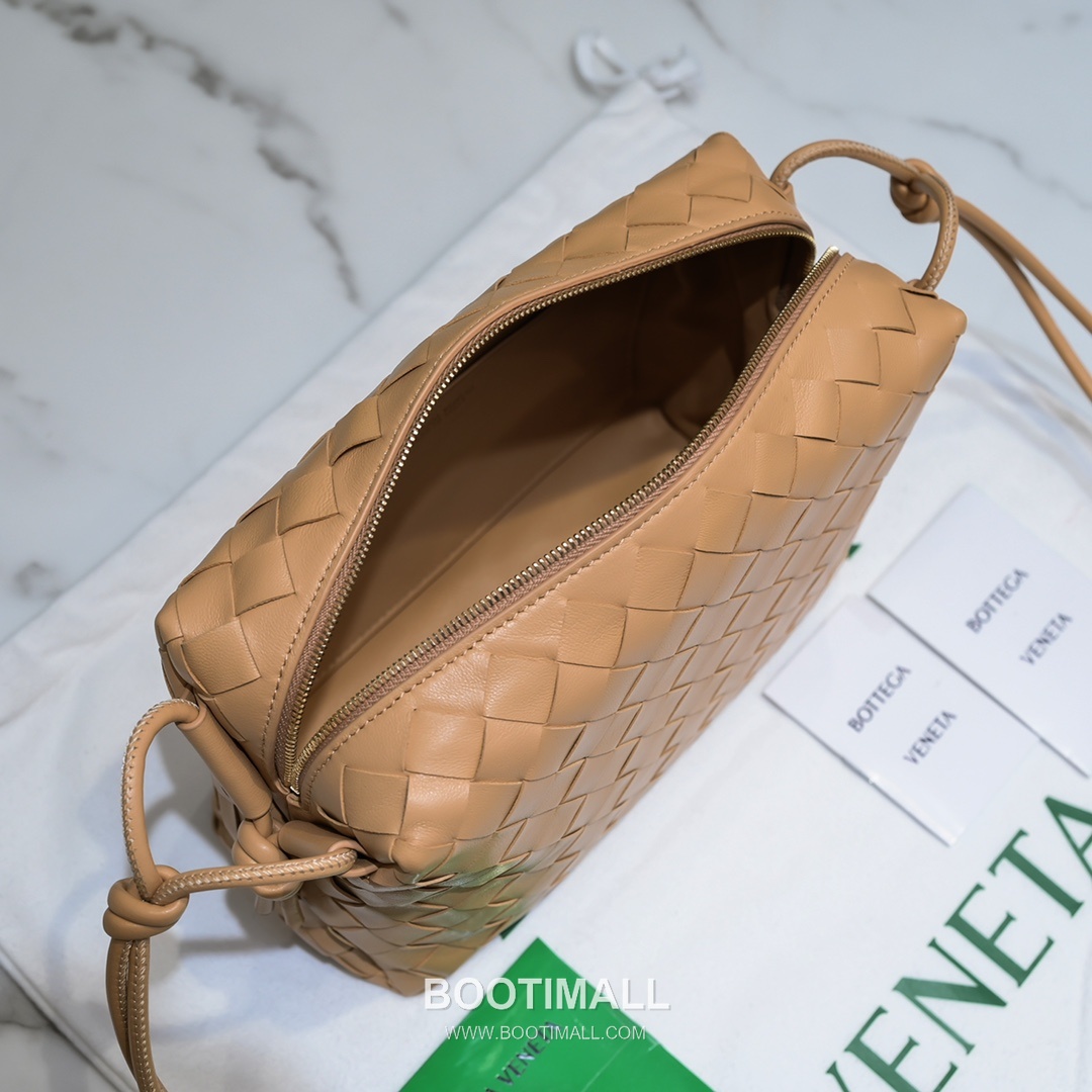 Bottega Veneta Intrecciato Lambskin Square Crossbody Bag with Adjustable Drawstring Detail 보테가베네타 인트레치아토 램스킨 스퀘어 크로스바디백 드로우스트링 22cm 7