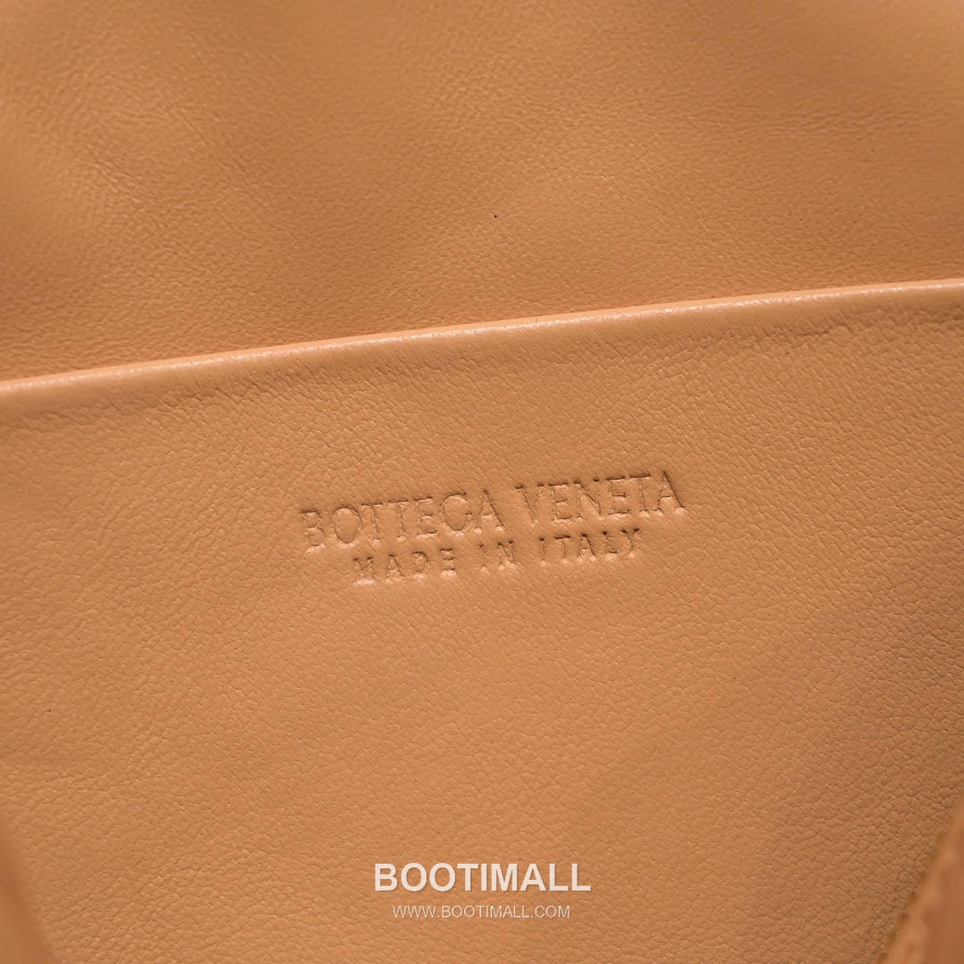 Bottega Veneta Intrecciato Lambskin Square Crossbody Bag with Adjustable Drawstring Detail 보테가베네타 인트레치아토 램스킨 스퀘어 크로스바디백 드로우스트링 22cm 8