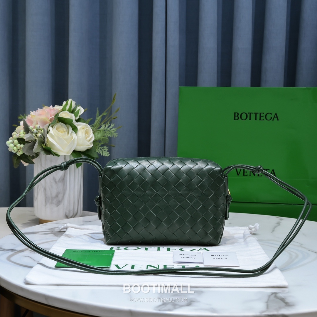 Bottega Veneta Intrecciato Lambskin Square Crossbody Bag with Adjustable Drawstring Detail 보테가베네타 인트레치아토 램스킨 스퀘어 크로스바디백 드로우스트링 22cm 1